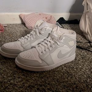 Light grey Jordon 1s. Worn a couple times retail price:215 sellling for 190